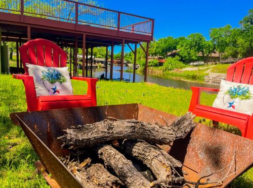 Cozy Waterfront Home on Lake LBJ with Boat Slip & Sun Deck! in Granite Shoals, USA