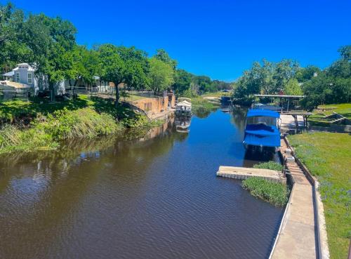 Cozy Waterfront Home on Lake LBJ with Boat Slip & Sun Deck! in Granite Shoals, USA