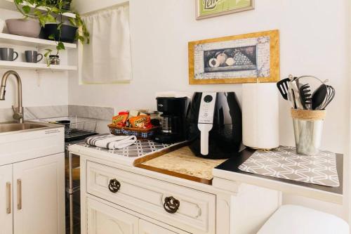 Casita Santorini -1 Bedroom Guest Suite Near Grove Bay in Miami, USA