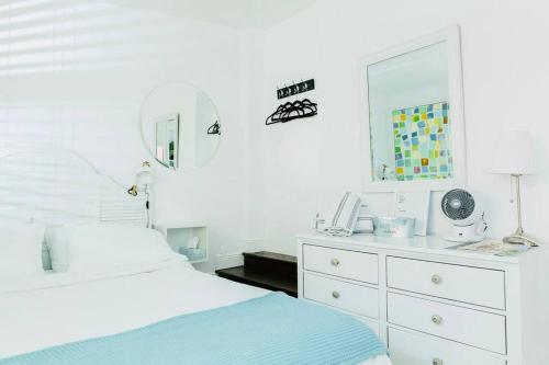 Casita Santorini -1 Bedroom Guest Suite Near Grove Bay in Miami, USA