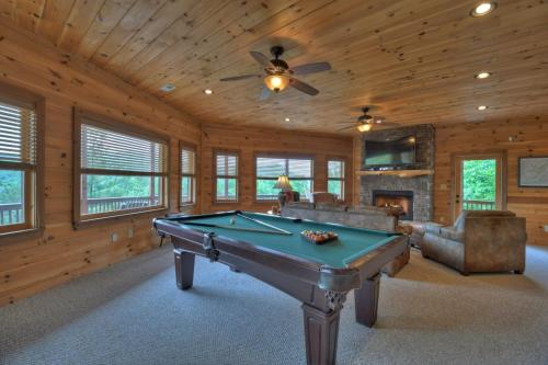 Misty Mountain Hideaway- Stunning Mountain Views in Blue Ridge, USA