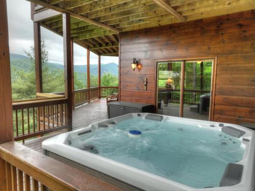 Misty Mountain Hideaway- Stunning Mountain Views in Blue Ridge, USA