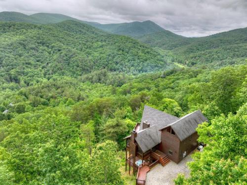 Misty Mountain Hideaway- Stunning Mountain Views in Blue Ridge, USA