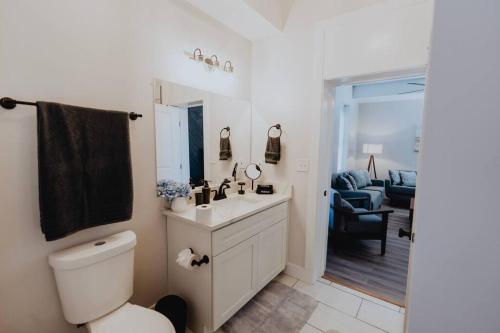 Modern Soulard 4BR-2BR Group Haven Patio & Fun in Soulard, USA