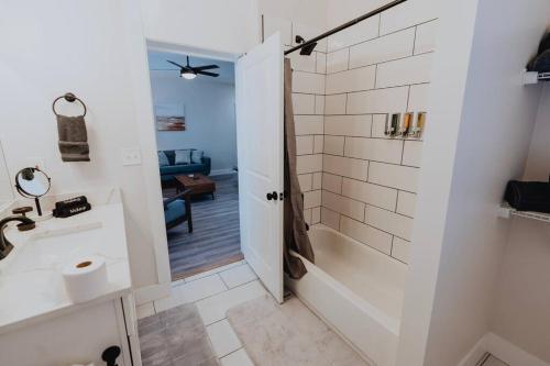 Modern Soulard 4BR-2BR Group Haven Patio & Fun in Soulard, USA