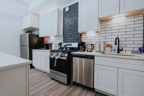 Modern Soulard 4BR-2BR Group Haven Patio & Fun in Soulard, USA