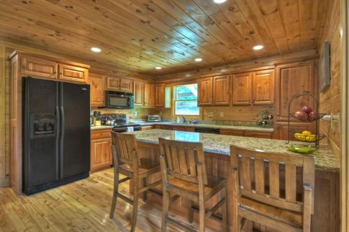 Pet Friendly Cabin with Hot Tub in North GA Mnts