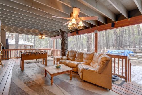 Munds Park Cabin with Furnished Deck and Fire Pit!