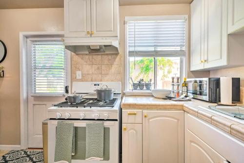 Stylish and Modern Burbank Gem with Private Yard! in Burbank, USA