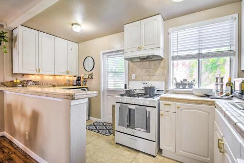 Stylish and Modern Burbank Gem with Private Yard! in Burbank, USA