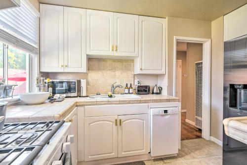 Stylish and Modern Burbank Gem with Private Yard! in Burbank, USA