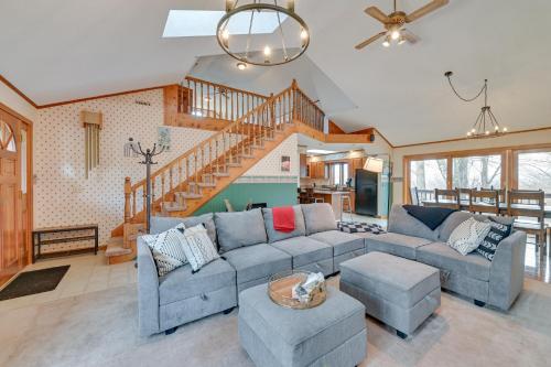 Bennington Home with Deck about 5 Mi to Bald Mountain! in Bennington, USA