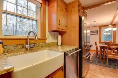N Conway Home with Porch -Walk to Cranmore Mtn Resort - image 7