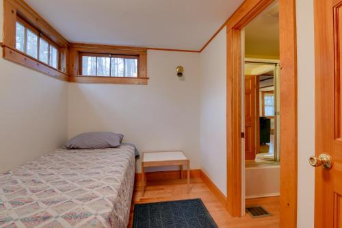 N Conway Home with Porch -Walk to Cranmore Mtn Resort - image 9