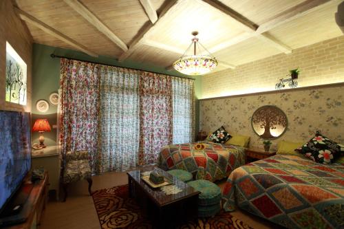 the embassy valletta hotel strait street 173 valletta malta mt vlt 1185 sakahijiri nikko kawaji ons