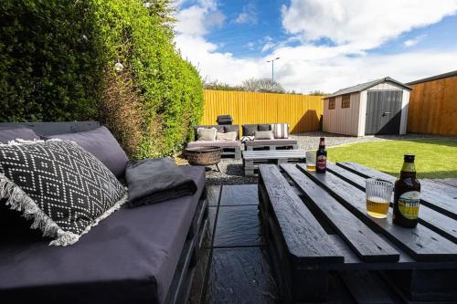 Steel Town Lodge - Comfy Home in Port Talbot with Hot Tub, Sky Sports & Dart Board