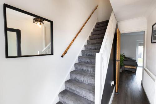 Közös társalgó / TV, Steel Town Lodge - Comfy Home in Port Talbot with Hot Tub & Dart Board in Port Talbot