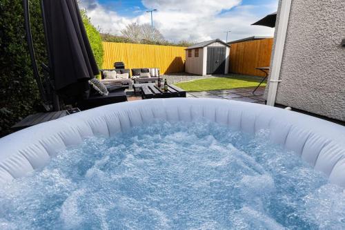 Steel Town Lodge - Comfy Home in Port Talbot with Hot Tub, Sky Sports & Dart Board