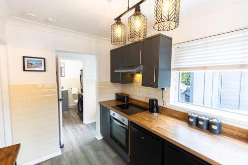 Konyha, Steel Town Lodge - Comfy Home in Port Talbot with Hot Tub & Dart Board in Port Talbot