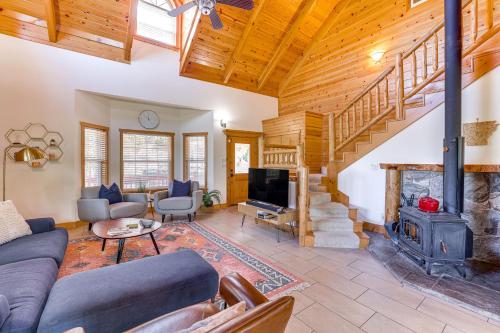 Family-Friendly Cabin By Golf Course and Marina