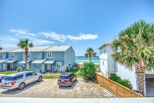 Gulf Views! Only 30 Seconds to the beach Modern Amenities Meets Vintage Charm