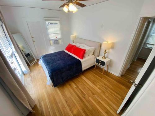 Chic 1,400 sq ft home in WeHo 2BR 2BA Gated in Los Angeles, USA