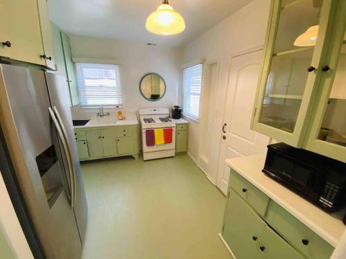 Chic 1,400 sq ft home in WeHo 2BR 2BA Gated in Los Angeles, USA