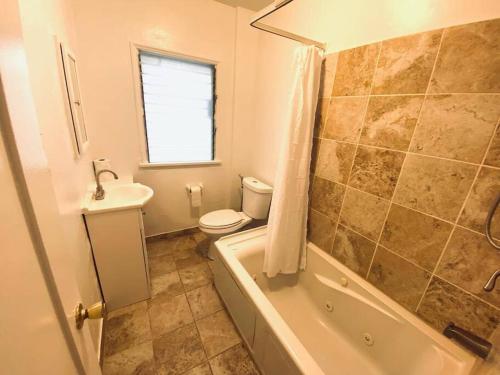 Chic 1,400 sq ft home in WeHo 2BR 2BA Gated in Los Angeles, USA