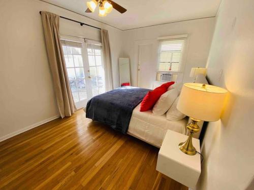 Chic 1,400 sq ft home in WeHo 2BR 2BA Gated in Los Angeles, USA