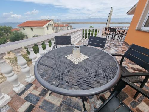 Two-Bedroom Apartment with Terrace and Sea View image 1