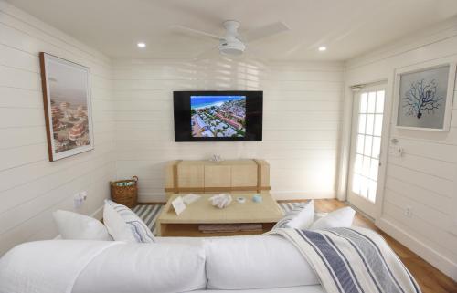 Tradewinds Cottage Completely Renovated Easy Beach & Pool Access - image 3
