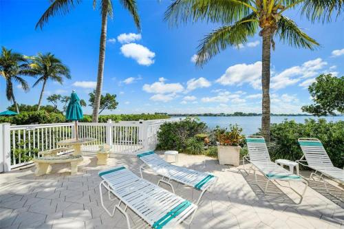 Tradewinds Cottage Completely Renovated Easy Beach & Pool Access - image 4