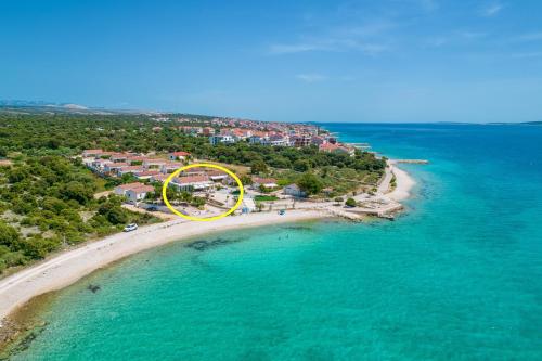 Viesnīcas āriene, Seaside house for families with children Mandre, Pag - 22604 in Kolan