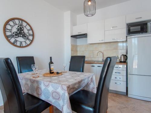 Two-Bedroom Apartment with Terrace and Sea View image 4