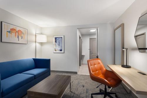 Standard King Room image 2