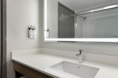 Standard King Room image 5
