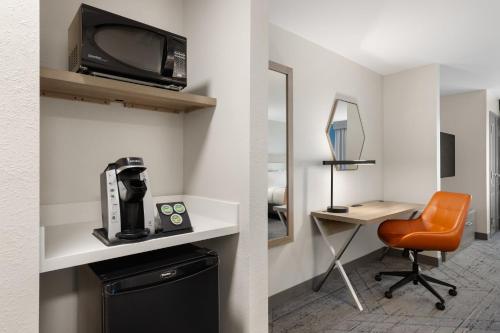 Standard King Room room in HOLIDAY INN EXPRESS SAVANNAH AIRPORT By IHG