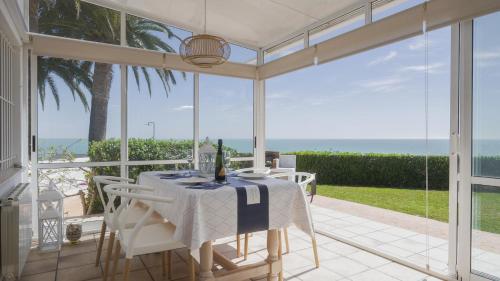 Casa Vesalia a 1a línea de mar con AA y Wi-Fi.