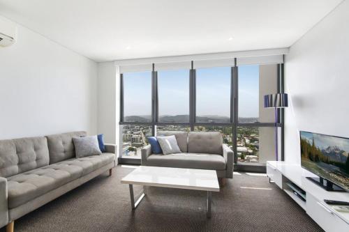 Cosy 1-Bed with 41st Floor City Views Pool & Gym