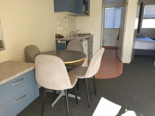 Kitchen, Northcote Motor Lodge in Redwood