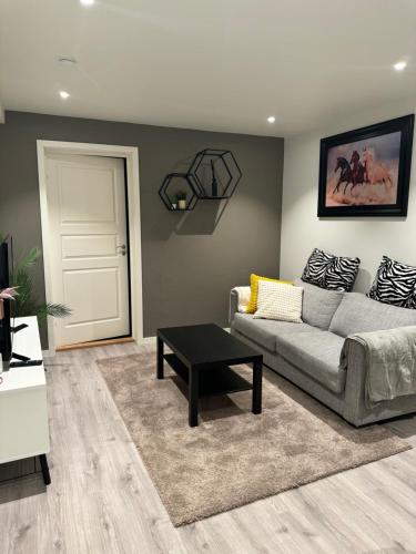 Home for your trip 10 minutes from Oslo airport with free parking in เยสชาม