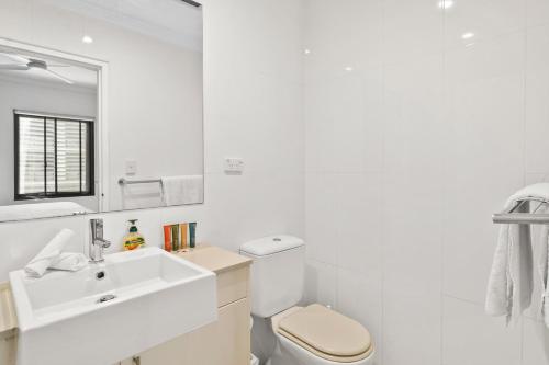 Newtown Outlook - Vibrant Parkside Retreat near CBD - image 10