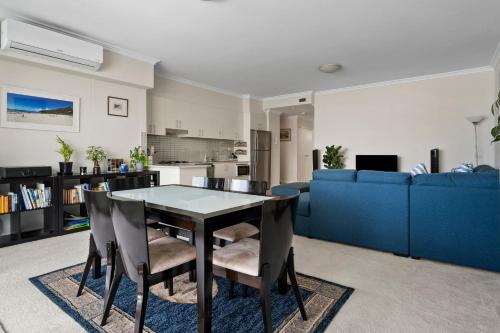 Newtown Outlook - Vibrant Parkside Retreat near CBD - image 6