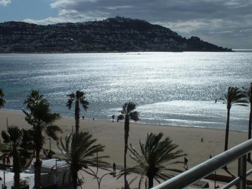 Apartamento en Rosas Santa-Margarita con vistas al mar piscina y acceso directo a la playa - ES-204-42 - image 3