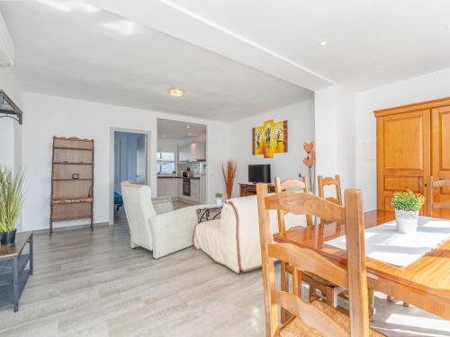 Casa luminosa con amplia terraza en Roses, cerca de la playa y bien equipada - HISP-288-42 in El Mas Bosca