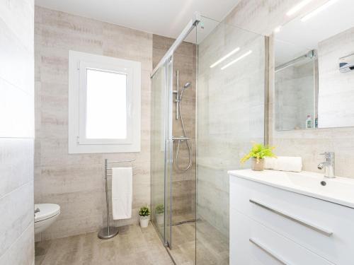 Casa luminosa con amplia terraza en Roses, cerca de la playa y bien equipada - HISP-288-42 in El Mas Bosca