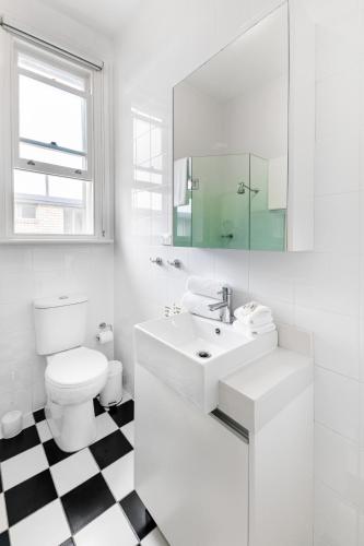 Designer Styled Studio in Central Trendy Glebe - image 9