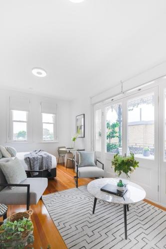 Designer Styled Studio in Central Trendy Glebe - image 2