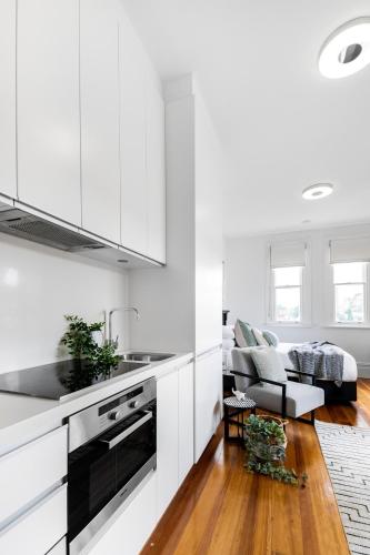 Designer Styled Studio in Central Trendy Glebe - image 3