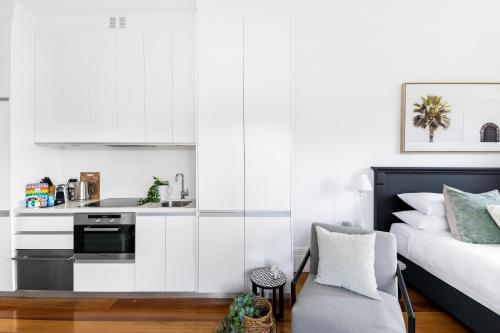 Designer Styled Studio in Central Trendy Glebe - image 8